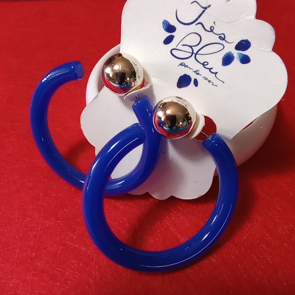 Très Bleu per la mer Earrings 2" Blue Acrylic Hoop AND 8" White Resin Bangle - Picture 3 of 8